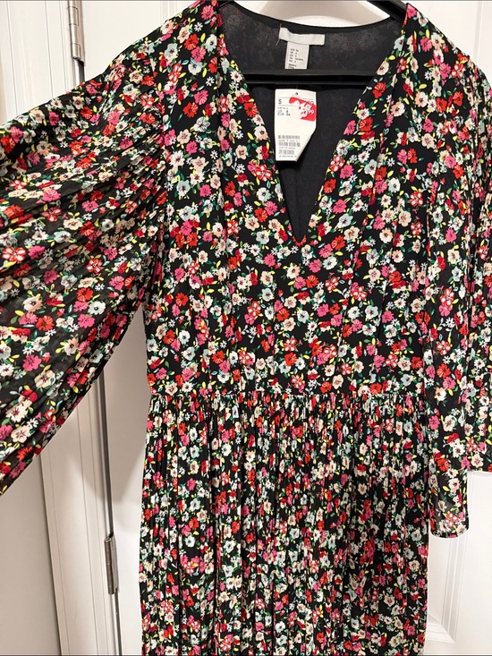 H&M Dresses & Skirts - H&M Black Floral Pleated Midi Dress with Short Sleeves
